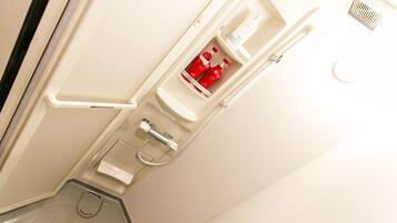 Apartemen Basic, 1 kamar tidur (303) | Kamar mandi | Shower, pengering rambut, sandal, dan kloset