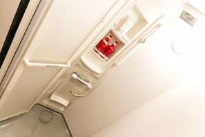 Apartemen Basic, 1 kamar tidur (303) | Kamar mandi | Shower, pengering rambut, sandal, dan kloset