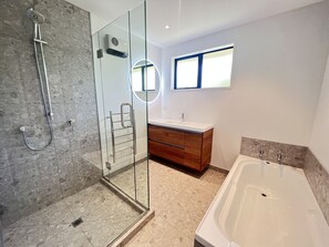 Badewanne, Haartrockner, Handtücher, Toilettenpapier