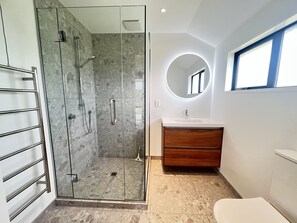 Bathtub, hair dryer, towels, toilet paper - Lake Wanaka Family Holiday Retreat (Free Fibre Wifi) (Wanaka)