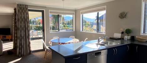 Kylskåp, mikrovågsugn, ugn och spishäll