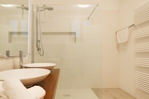 Dusche, Haartrockner, Bidet, Handtücher