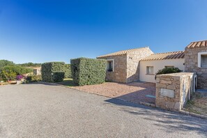 Property grounds - Casa Lalita semi-detached villa with seaview rooms and swimming pool in Sardinia (Marina, Tertenia)