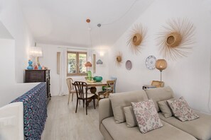 TV, books - Casa Lalita semi-detached villa with seaview rooms and swimming pool in Sardinia (Marina, Tertenia)