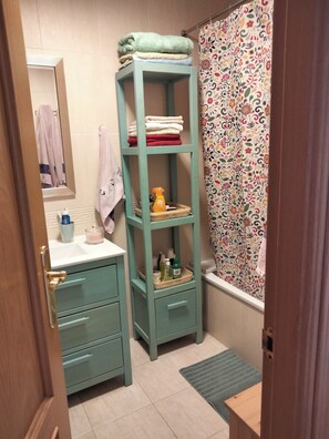 Bathtub, hair dryer, bidet, towels