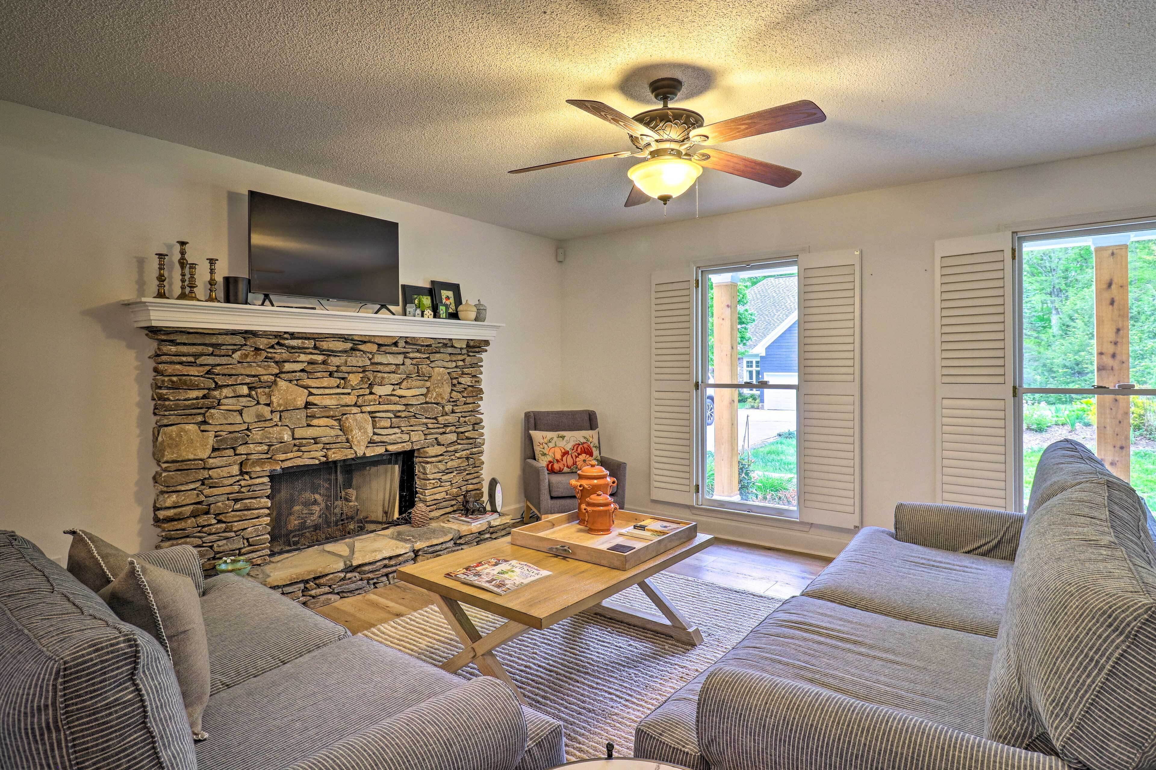 Highlands Cottage w/ Sunroom ~ 1 Mile to Downtown!