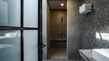Paviliun Suite | Kamar mandi | Shower, sandal, sabun, dan sampo