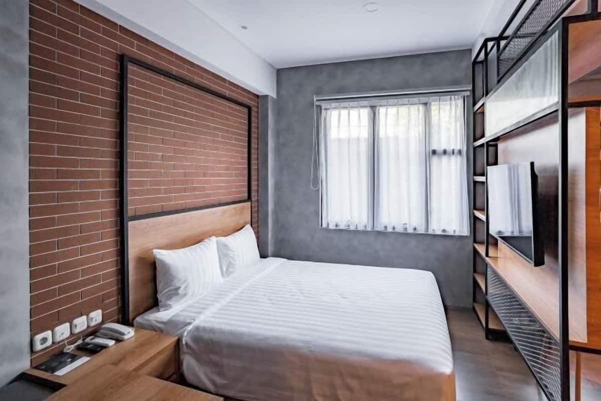 1 bedroom, desk, free WiFi, bed sheets