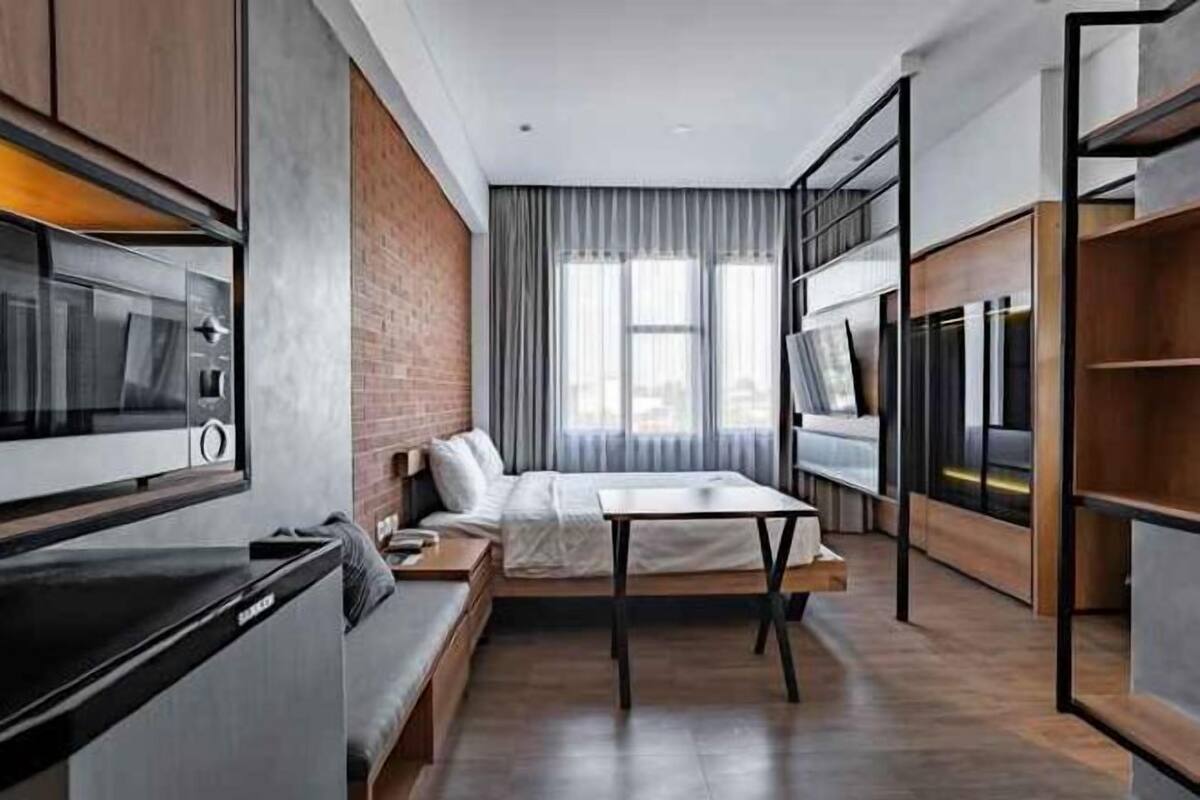 Desk, free WiFi, bed sheets