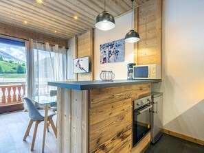 Fridge, microwave, oven, dishwasher - Large Studio Cabin, Balcony, Parking, La Clusaz Center (La Clusaz)