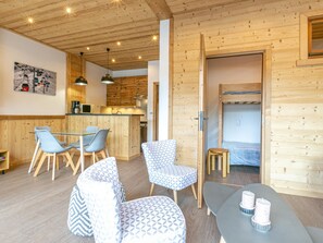 Interior - Large Studio Cabin, Balcony, Parking, La Clusaz Center (La Clusaz)
