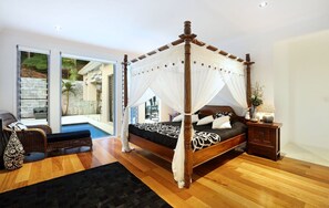 4 makuuhuonetta, työpöytä, silitysrauta/-lauta, vauvan matkasänky