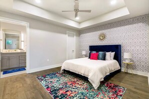 1 habitación, escritorio, tabla de planchar con plancha y cuna de viaje