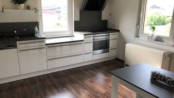 Geschirrspüler, Wasserkocher mit Kaffee-/Teezubehör