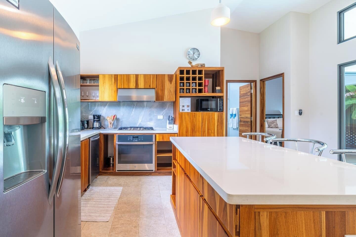 Una cocina moderna con armarios de madera, electrodomésticos de acero inoxidable y una isla grande.