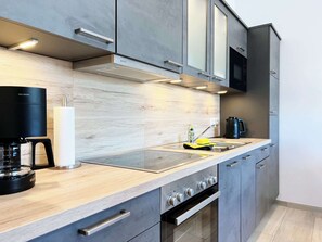 Kühlschrank, Mikrowelle, Ofen, Herdplatte