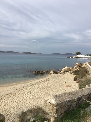 Una spiaggia nelle vicinanze
