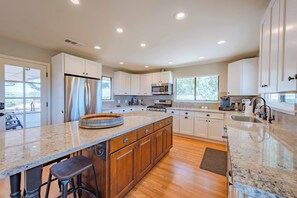 Fridge, microwave, oven, stovetop - Stylish Ranch on 24 acres with endless vineyard views and Heart Hill on 46 West! (Templeton)