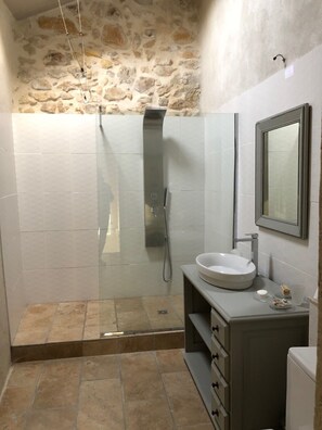 Tina, toallas, jabón, papel de baño 