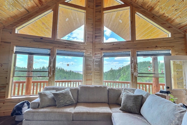 Smart-TV, Kamin, Bücher, Arbeitsbereiche