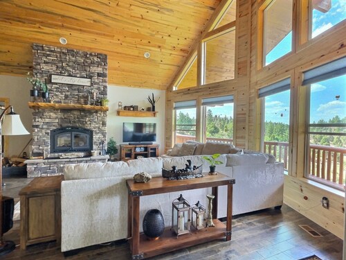 Serenity in Duck Creek Village - Huge cabin on 6 acres overlooking mountains 