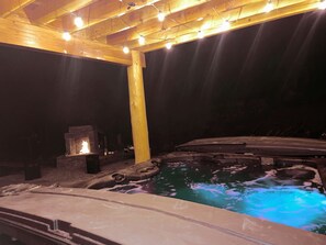 Outdoor spa tub - Serenity in Duck Creek Village - Huge cabin on 6 acres overlooking mountains  (Duck Creek Village)