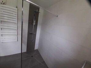 Dusche, Haartrockner, Toilettenpapier
