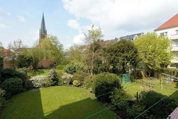 Grüner Garten mit Kirchenblick