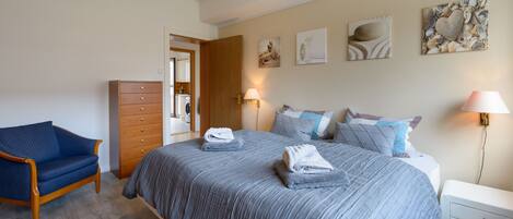 2 bedrooms, iron/ironing board, travel cot, free WiFi