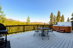 Outdoor dining - Rural Peak 7 Lodge by InvitedHome | Hot Tub, Views, Fireplace, Game Room, Ski (Breckenridge)