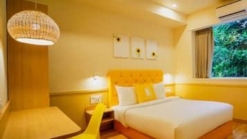 Standard Queen | In-room safe, desk, soundproofing, iron/ironing board