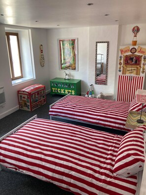 4 bedrooms, iron/ironing board, free WiFi, bed sheets