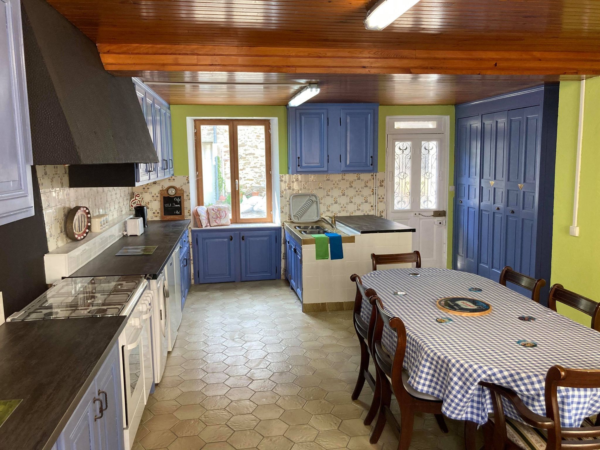 Fridge, microwave, oven, coffee/tea maker