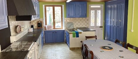 Jääkaappi, mikroaaltouuni, uuni, kahvin-/teenkeitin