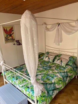4 bedrooms, iron/ironing board, free WiFi, bed sheets