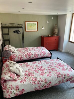 4 bedrooms, iron/ironing board, free WiFi, bed sheets