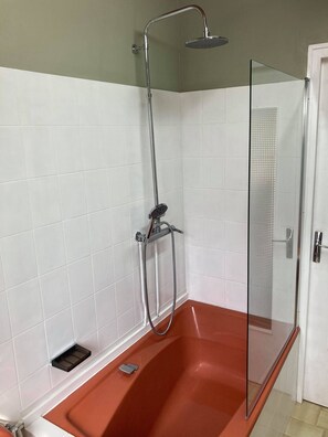 Dusche, Haartrockner, Handtücher, Toilettenpapier