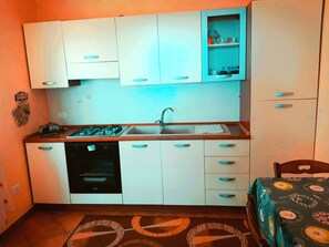 Kühlschrank, Ofen, Herdplatte, Kochgeschirr/Geschirr/Besteck