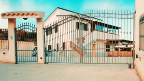 المنطقة المحيطة بالمنشأة