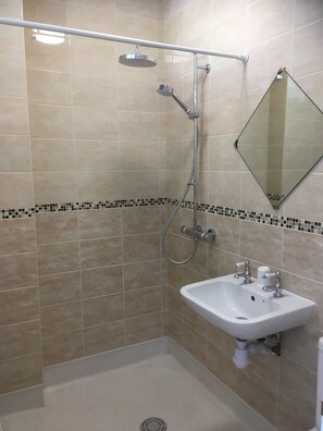 Shower, hair dryer, towels, soap - Sea  Peeps   (Paignton)