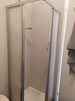 Douche, séchoir à cheveux, bidet, serviettes fournies