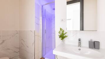 Superior Double Room | Bathroom | Hair dryer, bidet