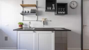 Deluxe Studio Suite | Private kitchenette | Coffee/tea maker