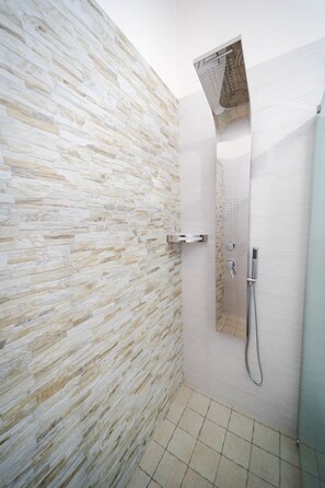 Douche, baignoire à jets, serviettes fournies