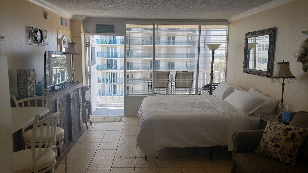 Classic Daytona Beach Condo, Great Ocean Views