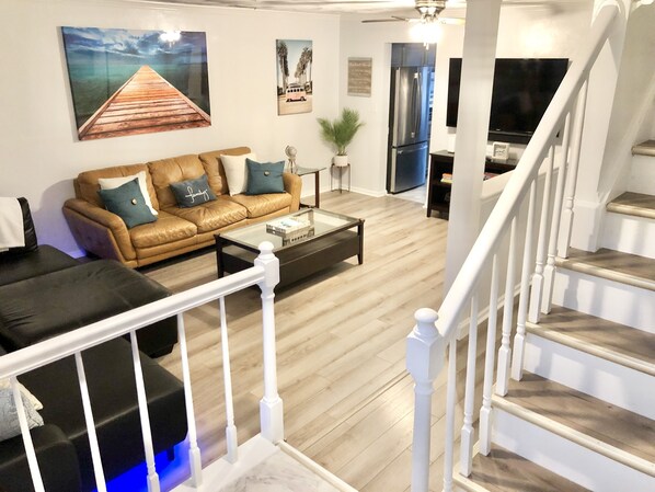 Smart TV, fireplace, DVD player, books - The Point ⭐️ 3B Retreat Home by VB Town Center (Virginia Beach)