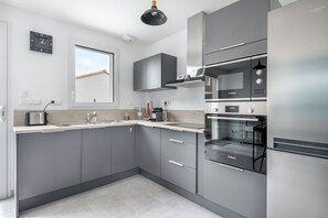 雪櫃、微波爐、焗爐、洗碗機