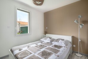 3 bedrooms, iron/ironing board, free WiFi - House with garden, sleeps 6 adults, 1 child (Saint-Michel-Chef-Chef)