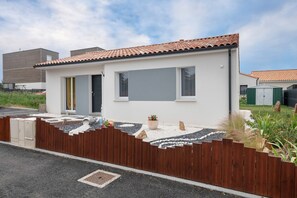 Exterior - House with garden, sleeps 6 adults, 1 child (Saint-Michel-Chef-Chef)