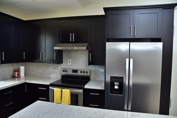 Een koelkast, een magnetron, een oven, een kookplaat